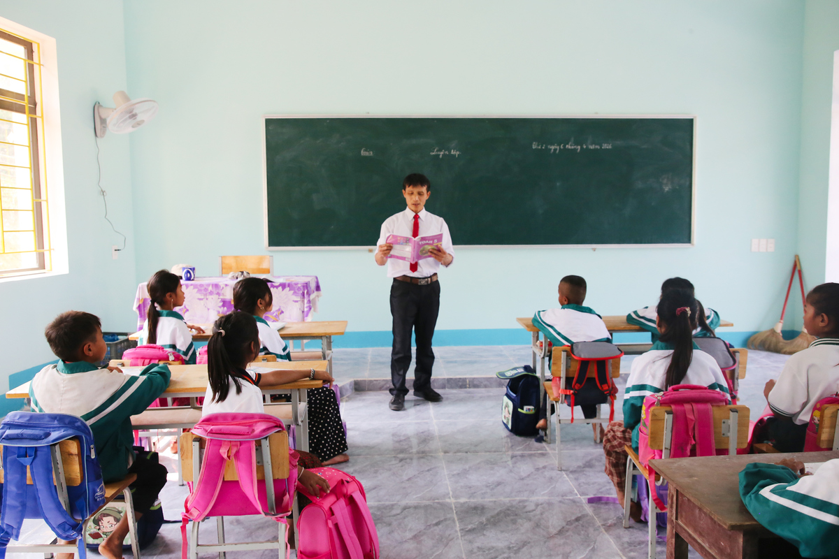 <p class="Normal"> Điểm trường A Ky có 25 học sinh người Ma Coong &lpar;dân tộc Bru Vân Kiều&rpar; thuộc hộ nghèo. Trước đây, từ lớp 1 đến lớp 5 phải học lớp ghép trong 2 phòng học tạm lắp ghép làm bằng gỗ ván lâu năm đã xuống cấp, phòng chật chội, thấp, nóng nực. Nay, các em đã được học trong lớp học kiên cố, với đầy đủ bàn ghế, có quạt trần, bảng đen...</p>