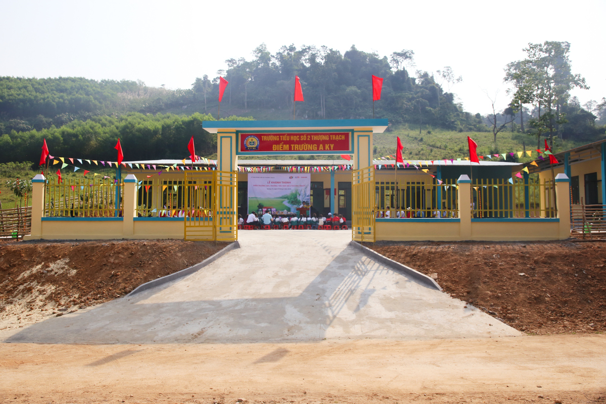 <p class="Normal"> Công trình tại điểm trường A Ky gồm 3 phòng học, 2 phòng công vụ, một nhà đa năng, nhà bếp, nhà vệ sinh và hệ thống cổng hàng rào, sân. Tổng trị giá dự án hơn 2,3 tỷ đồng, trong đó giá trị tài trợ hơn 1,9 tỷ đồng.</p>