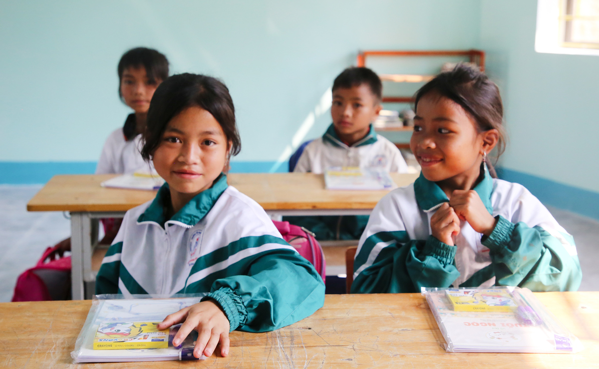 <p class="Normal"> Các em nhỏ phấn khởi khi học tập trong ngôi trường mới sạch, đẹp, kiên cố. Thầy Nguyễn Quang Trung, giáo viên điểm trường A Ky, cho biết cơ sở rộng rãi, không còn cảnh nóng nực. Trường có khuôn viên với sân rộng rãi, học sinh vui đùa giờ ra chơi. "Điểm trường đưa vào sử dụng, tạo động lực và động viên cho các em học sinh và giáo viên", thầy Trung nói.</p> <p class="Normal" style="margin-top:0px;margin-bottom:0px;padding:0px;">  </p>