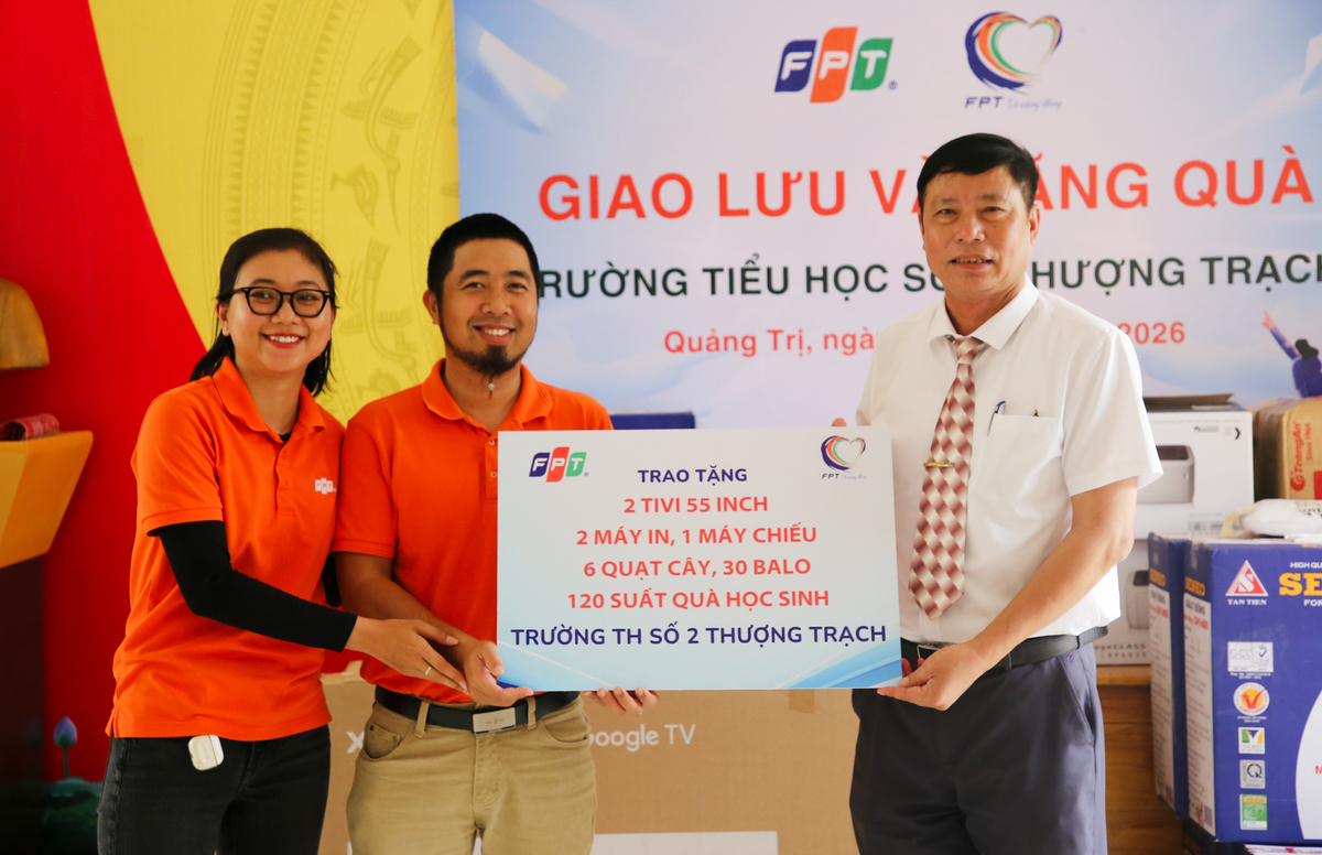 <p class="Normal"> Trong khuôn khổ chương trình, Quỹ Người FPT Vì cộng đồng - được đóng góp từ phong trào "1 ngày lương" của CBNV FPT - còn tặng Trường Tiểu học số 2 Thượng Trạch 2 tivi 55 inch, 2 máy in, 1 máy chiếu, 6 quạt cây, 30 balo, 120 suất quà học sinh, góp phần hỗ trợ thầy và trò trong quá trình dạy và học.</p>