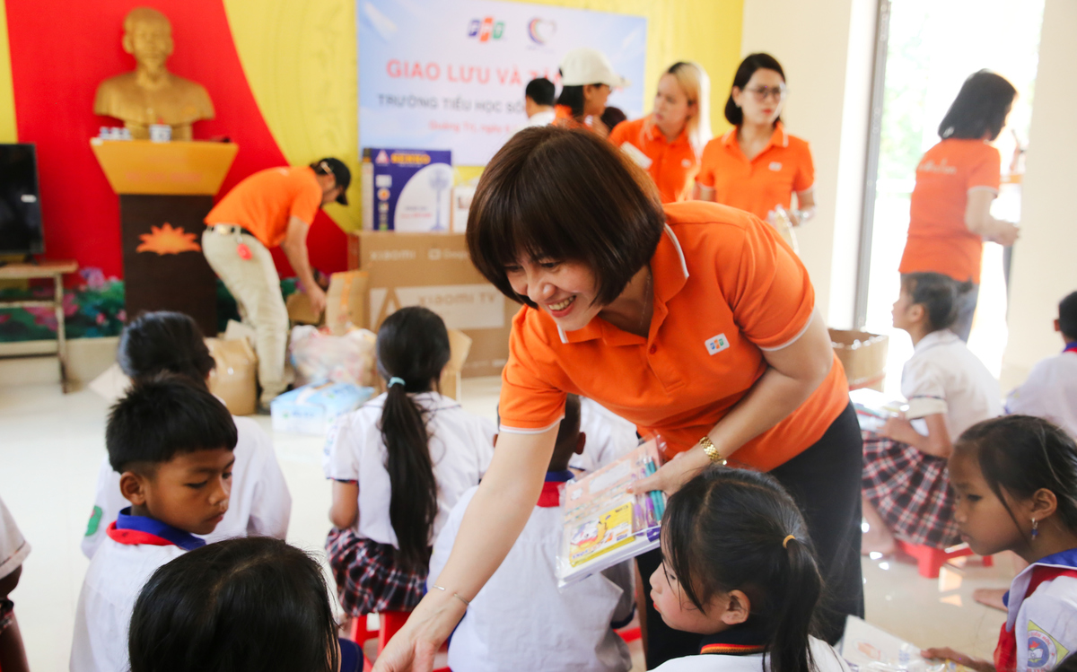 <p class="Normal"> Cô chú nhà F trực tiếp tặng quà cho các em học sinh. Nhắn gửi tới thầy và trò nhà trường, chị Nguyễn Thị Vọng, đại diện Tập đoàn FPT bày tỏ: "Chúng tôi rất hạnh phúc khi được mang đến những món quà ý nghĩa, góp phần san sẻ khó khăn với các em học sinh vùng biên giới, đồng thời tiếp thêm động lực để các em vững bước trên con đường học tập".</p>