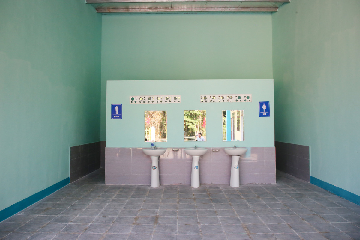 <p class="Normal"> Nhà vệ sinh với hai khu nam và nữ được thiết kế thông thoáng. <span>Tại tỉnh Quảng Trị, giữa tháng 10/2025, Quỹ Hy vọng và đối tác trong mảng chăm sóc sức khỏe cũng bàn giao 21 công trình vệ sinh và nhà tắm mới có hệ thống làm nước nóng.</span></p>
