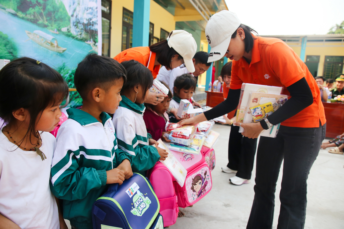 <p> Trong niềm vui đón trường mới, cô chú nhà FPT còn mang theo nhiều cặp sách, đồ dùng học tập... tặng các em học sinh nơi đây. </p>