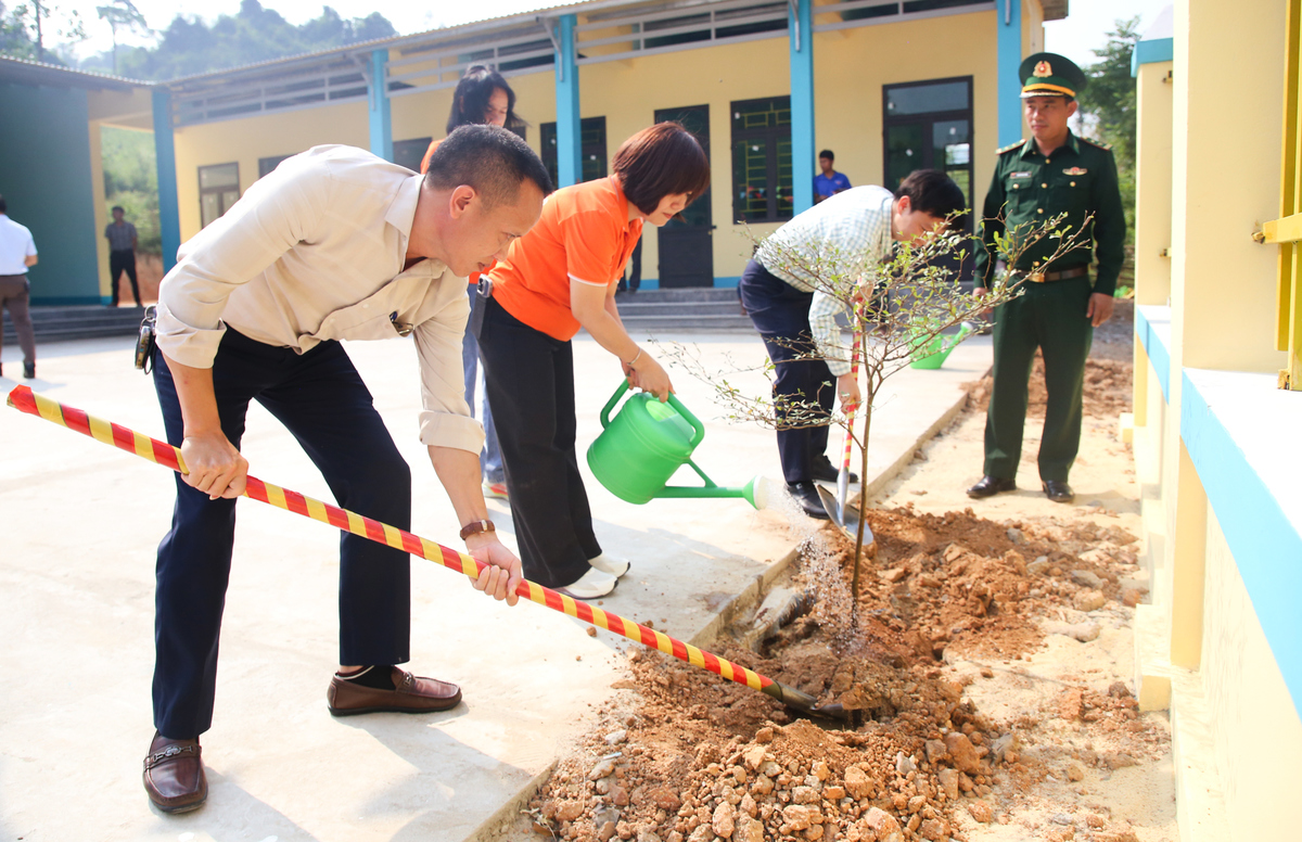 <p class="Normal"> Ông Nguyễn Văn Đại, Phó chủ tịch xã Thượng Trạch &lpar;bên trái&rpar; cùng đại diện Tập đoàn FPT, Bộ đội Biên phòng đồn Cà Roòng trồng cây lưu niệm tại điểm trường A Ky.</p> <p class="Normal"> Ông Đại cho biết, kể từ đây các em học sinh ở điểm trường A Ky được học tập trong ngôi trường vững chãi, rộng rãi, thoáng mát; công trình vệ sinh, sân trường rộng rãi, sạch đẹp. "Thầy, cô giáo được ở, làm việc và sinh hoạt trong các căn phòng thoáng đãng và đẹp đẽ, đầy đủ các điều kiện hơn trong công tác và sinh hoạt. Giáo viên yên tâm bám trường, bám bản, bám lớp, chăm lo giảng dạy, giáo dục cho học sinh ngày càng chất lượng tốt hơn", ông nói.</p>