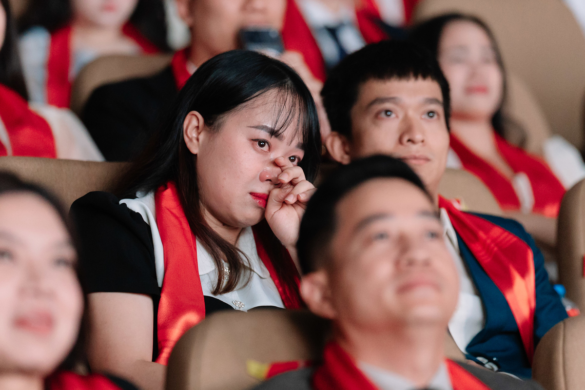 <p class="Normal" style="text-align:justify;"> Giữa không gian sân khấu với ánh đèn rực rỡ, âm nhạc hào hùng và những tràng vỗ tay vinh danh không ngớt, Top 100 FPT 2025 để lại trong lòng người xem những khoảng lặng đầy cảm xúc.</p>