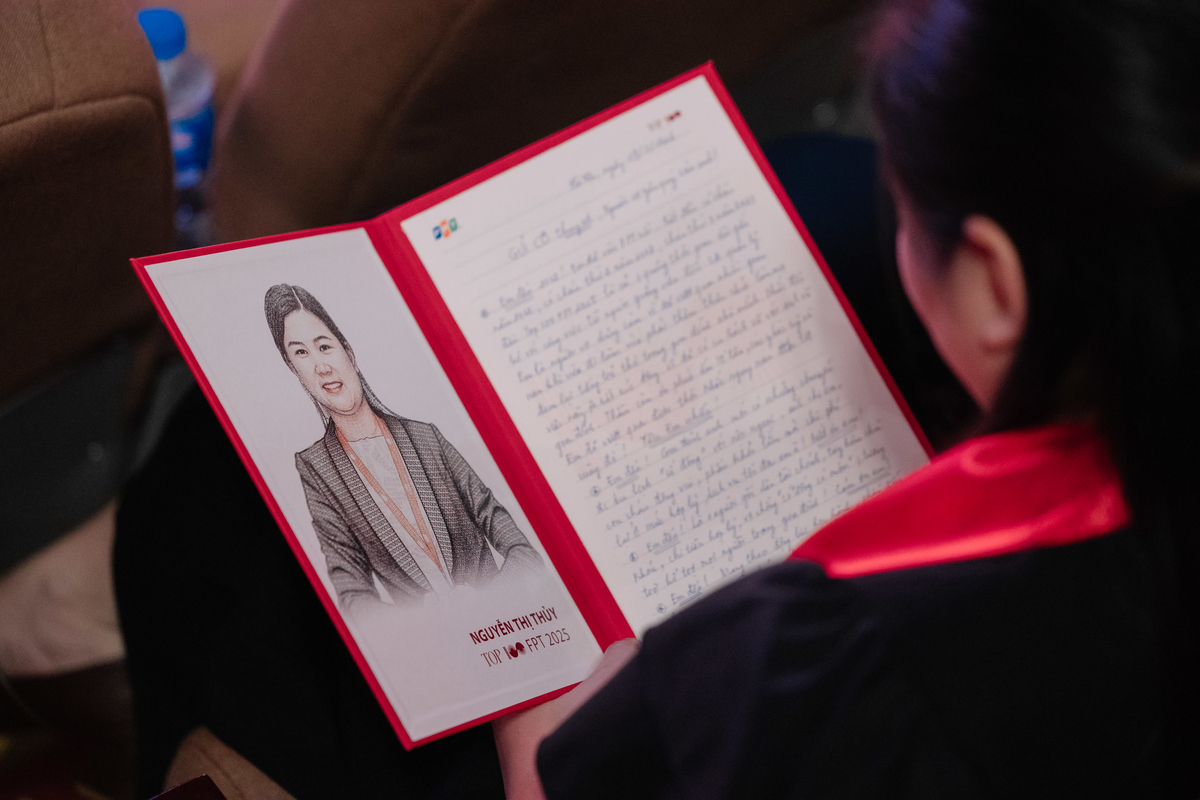 <p class="Normal" style="text-align:justify;"> Trong không gian trang trọng của lễ vinh danh, những bức thư tay được trao tận tay các cá nhân xuất sắc. Từng câu từng chữ được cha mẹ gửi gắm, những dòng chia sẻ giản dị từ người bạn đời, những lời nhắn gửi từ người con hay những lời ghi nhận, động viên từ đồng nghiệp, lãnh đạo,... gây xúc động mạnh. Có những bức thư được gửi từ nước ngoài về, có những phụ huynh mắt đã kém không thể tự viết, phải nhờ con cháu trong gia đình chắp bút thay để tạo nên kỷ vật vô giá dành cho Top 100 FPT.</p>