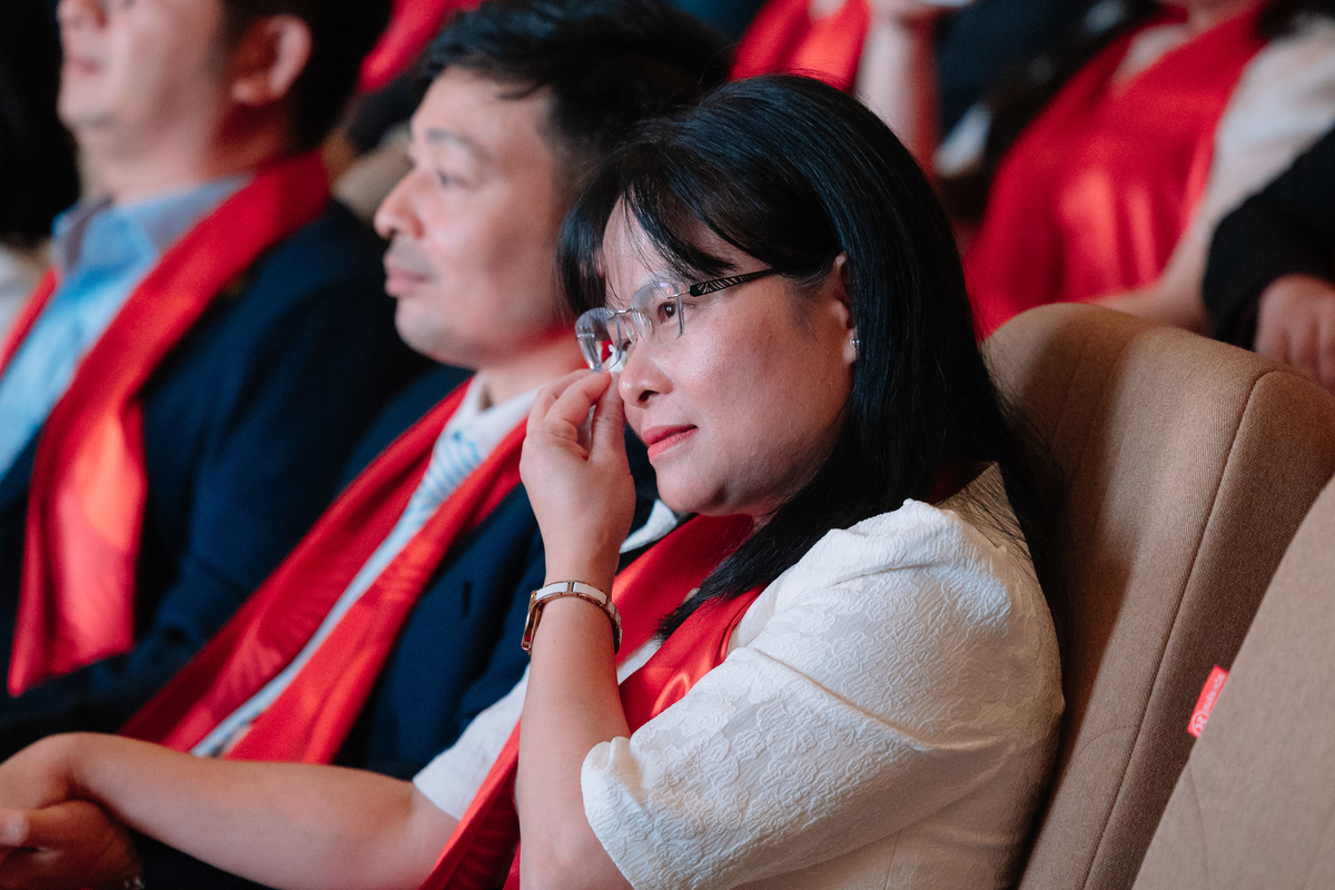 <p class="Normal" style="text-align:justify;"> Việc bày tỏ tình cảm với bố chưa bao giờ là điều dễ dàng, nhưng ở sân khấu đặc biệt nhất của bố, Tuấn Kiệt đã bỏ qua sự ngại ngùng, lấy hết dũng khí để nói ra rất nhiều điều bấy lâu cất giữ trong lòng. Sự chân thành của cậu con trai dành cho bố đã khiến cả hội trường im lặng. Nhiều người lén lau nước mắt. Rồi khi những câu chữ cuối cùng được cất lên, tiếng vỗ tay vang dội khắp hội trường. Anh Phạm Anh Hào không giấu nổi xúc động, ôm con trai mình thật chặt. </p>