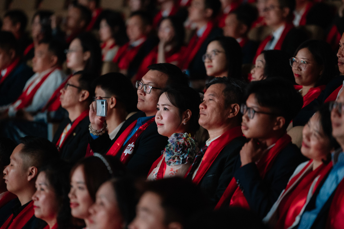 <p class="Normal" style="text-align:justify;"> Không chỉ tôn vinh thành tích, chương trình Top 100 FPT 2025 đã khắc họa sâu sắc tình yêu thương thầm lặng, tình cảm gia đình vô giá và tình đồng chí, đồng đội keo sơn. Khi ánh đèn sân khấu dần khép lại, những bức thư vẫn còn đó, trở thành nguồn sức mạnh bền bỉ luôn âm thầm đồng hành, để mỗi cá nhân tự tin "vươn mình" trên hành trình sắp tới.</p>