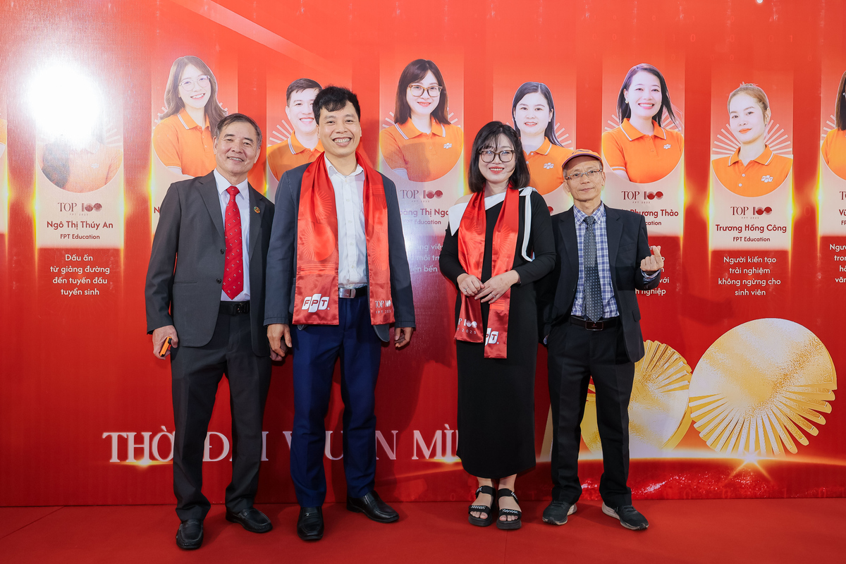 <p class="Normal" style="text-align:justify;"> Với một sắc thái khác là bức thư dí dỏm mà anh Trần Ngọc Chất gửi tới vợ là chị Hoàng Thị Nga, Chủ nhiệm bộ môn Văn hóa phổ thông, Trung tâm FPT PolySchool. Là giáo viên Vật lý, anh thấu hiểu đặc thù công việc của vợ, nên cách anh viết cũng mang đậm màu sắc nghề nghiệp. Anh ví FPT như “mã đầu tư duy nhất” mà vợ luôn kiên định gắn bó. Hai trang thư kín chữ không chữ nào trực tiếp nói về tình yêu, nhưng từng câu, từng dòng đều thấm đẫm sự yêu thương và sẻ chia:</p> <p class="Normal" style="text-align:justify;"> "Thuyết tương đối thì đúng tuyệt đối trong gia đình mình: Năm phút em nói 'anh chờ em xử lý nốt việc nhé' có thể dài gần bằng một tiết giảng 45 phút. Nhưng thôi, vì anh biết với em, đó không chỉ là công việc mà là tâm huyết, là trách nhiệm, là tình yêu với học trò, với ngôi trường".</p> <p class="Normal" style="text-align:justify;"> Khép lại bức thư, anh ký tên và không quên ghi thêm một dòng chú thích giản dị nhưng đầy tự hào: “Chồng của Top 100”. Danh hiệu không chỉ thuộc về cá nhân chị Nga, mà còn trở thành niềm tự hào của người bạn đời đã lặng lẽ sát cánh, ủng hộ, chứng kiến trọn vẹn hành trình nỗ lực của chị.</p>