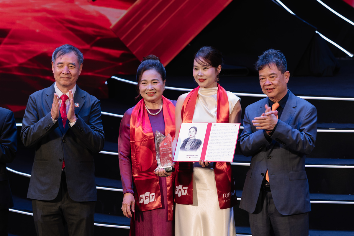 <p class="Normal" style="text-align:justify;"> Với nhiều người, đây có thể là lần đầu tiên họ nhận được một bức thư như vậy từ những người thân yêu. Chính sự giản dị ấy đã khiến Top 100 FPT vỡ òa cảm xúc. Chị Trương Hồng Công, Trưởng phòng Công tác sinh viên, Trường Đại học FPT tại Đà Nẵng, chia sẻ ngay sau giây phút vinh danh: "Thật sự bất ngờ và xúc động không gì tả được khi đọc những dòng thư viết tay của mẹ".</p>