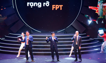 CEO Nguyễn Văn Khoa và 2 PTGĐ FPT hát vinh danh Top 100