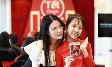 Cô nhân viên shop cho mượn điện thoại và cái kết