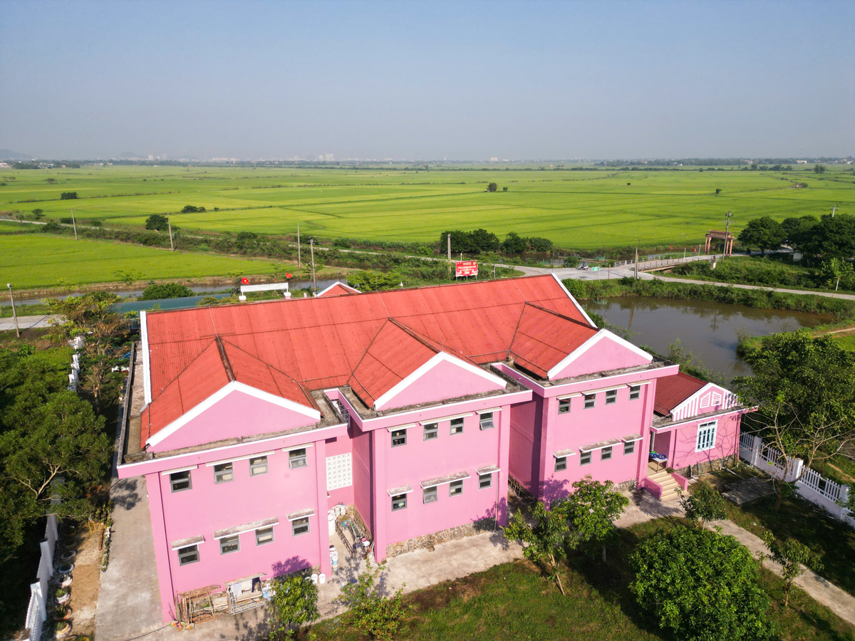 <p class="Normal"> Trường mầm non Phú Lương ở xã Phú Hồ là một trong những ngôi trường ở TP Huế được Quỹ Hy vọng hỗ trợ sơn sửa lại hệ thống phòng học, nhà vệ sinh. Nằm ở vùng trũng, trong đợt lũ cuối tháng 10/2025, trường mầm non Phú Lương ngập sâu hơn một mét, cơ sở vật chất hư hỏng nặng nề. <span>Sau mùa mưa, được sự hỗ trợ từ FPT, Quỹ Hy vọng và đối tác, nhà trường đã tiến hành sơn sửa lại cơ sở vật chất. <em>&lpar;Ảnh: Võ Thạnh&rpar;</em></span></p>