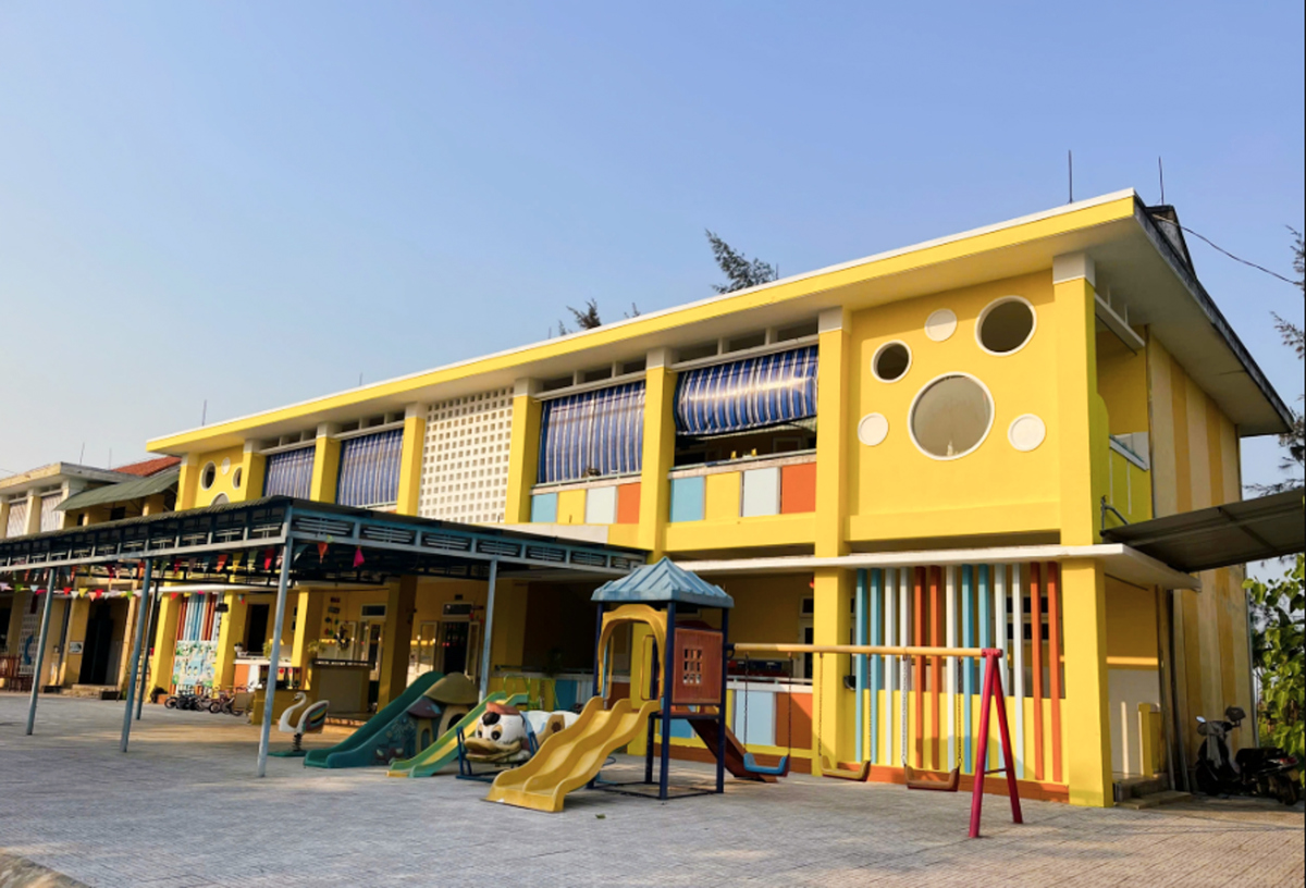 <p class="Normal"> Trường mầm non Quang Thái, xã Đan Điền với 268 học sinh rực vàng trong màu áo mới dưới ánh nắng.</p> <p class="Normal"> Dự án Trường em thay áo mới được Quỹ Hy vọng thực hiện tại Huế từ cuối năm 2025, trong đó co nguồn đóng góp "1ngày lương" của người FPT thông qua Quỹ Người FPT Vì cộng đồng.</p>