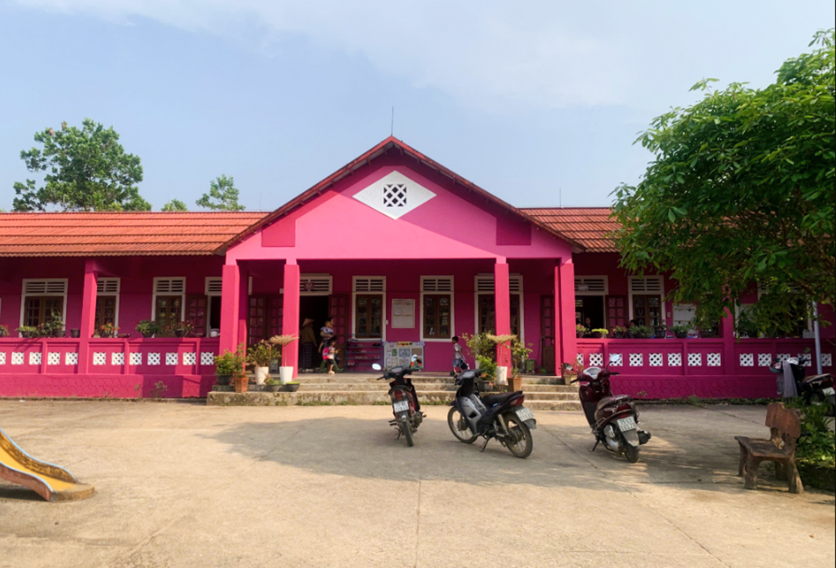 <p class="Normal"> Trường Mầm non Hồng Thượng, xã A Lưới có hơn 50 học sinh. Cách đây vài tháng, lớp sơn hồng bạc màu loang nổ, nay "khoác lớp áo" hồng rực rợ, tạo niềm vui phấn khởi cho cả cô, trò và phụ huynh.</p>