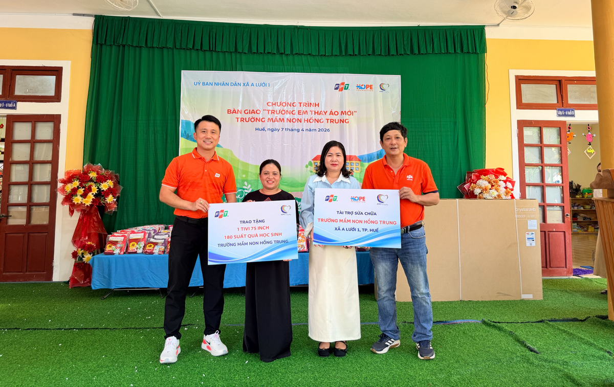 <p> Cùng ngày, người FPT còn mang niềm vui tới các em nhỏ tại Trường Mầm non Hồng Trung, xã A Lưới - một xã biên giới của TP Huế. Đại diện FPT đã bàn giao công trình sơn mới điểm trường, tặng tivi và trang thiết bị dạy học.</p>
