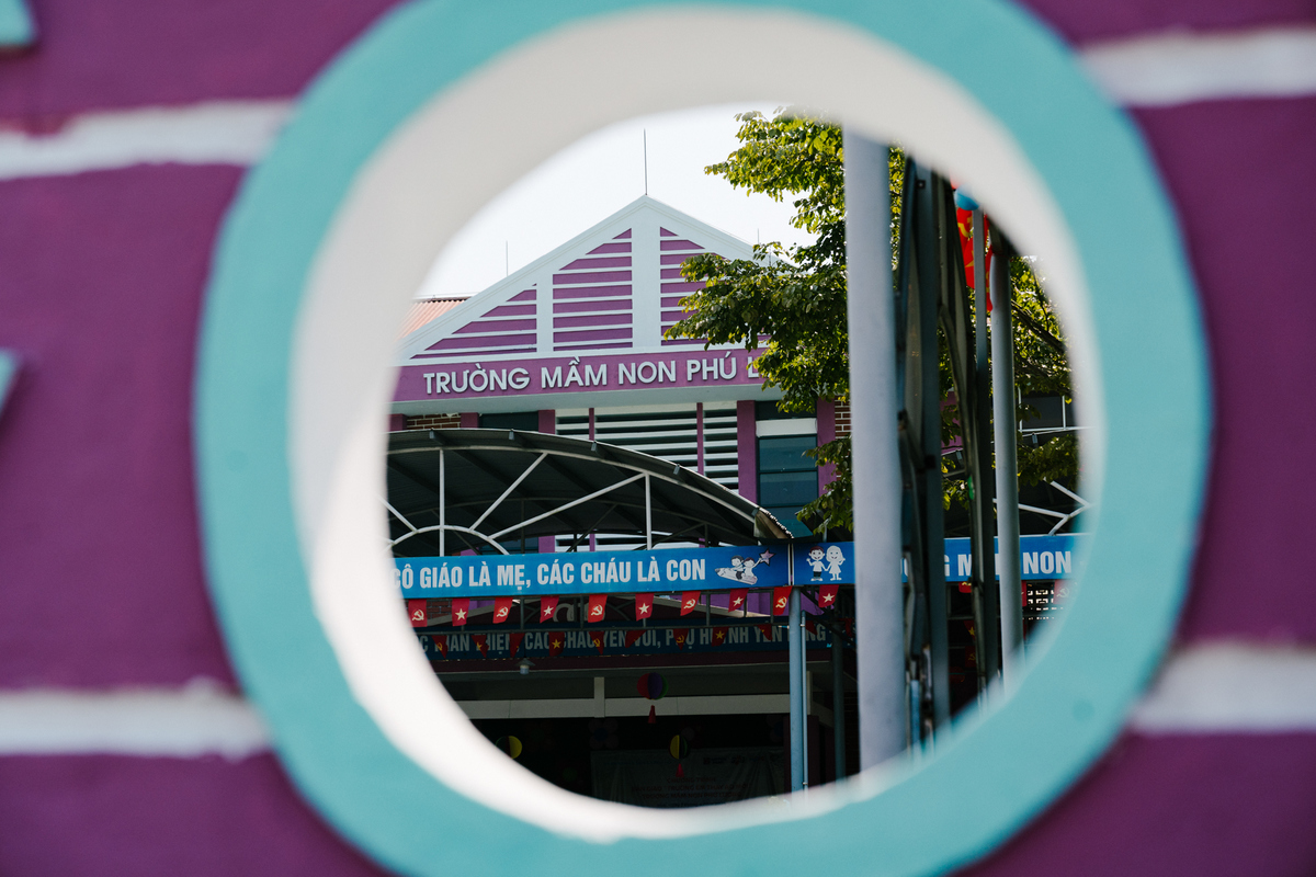 <p class="Normal" dir="ltr"> Từ phong trào góp “1 ngày lương” của CBNV và ngân sách từ Tập đoàn, gần 80 tỷ đồng trong năm 2025 đã kịp thời chuyển hóa thành những hành động thiết thực, sẻ chia với cộng đồng và chính những người FPT trong lúc khó khăn.</p> <p class="Normal" dir="ltr"> Ngày 13/3/2010, lần đầu tiên, hàng nghìn CBNV FPT đã tham gia hiến máu và diễu hành với thông điệp “Chung tay vì sự sống của người bệnh”, mở ra Ngày FPT Vì cộng đồng. Từ đó, 13/3 hằng năm luôn thu hút hàng nghìn, hàng vạn người chung tay, trở thành cầu nối, thổi bùng ngọn lửa yêu thương đến CBNV và lan tỏa rộng rãi đến những cá nhân, tổ chức khác trong xã hội. Với tinh thần này, năm 2014, Quỹ Người FPT Vì cộng đồng ra đời với sứ mệnh tương tự, nơi mà mỗi người FPT sẽ đóng góp 1 ngày lương hằng năm để cùng làm các hoạt động nhân văn, ý nghĩa.</p>