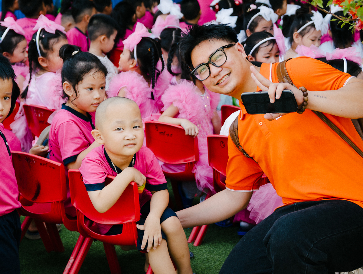 <p> Niềm vui của các em nhỏ trường Mầm non Phú Lương khi ngôi trường được khoác lên màu áo mới, được cô chú nhà F tổ chức trò chơi, cùng múa hát và tặng nhiều bánh kẹo.</p>