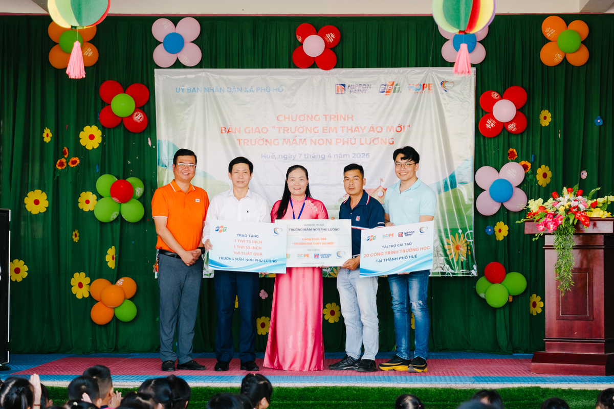 <p> Tại đây, Quỹ Người FPT Vì cộng đồng với sự chung tay từ phong trào "góp 1 ngày lương" cũng dành tặng tivi, thiết bị dạy học và gần 200 phần quà tặng các em nhỏ. </p>
