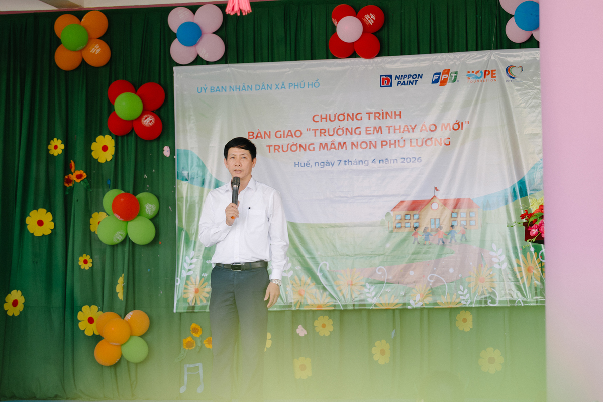 <p class="Normal"> Chia sẻ tại lễ bàn giao, ông Nguyễn Hữu Phước - Phó Giám đốc Sở Giáo dục và Đào tạo thành phố Huế - bày tỏ phấn khởi khi nhìn thấy ánh mắt của các em nhỏ tràn ngập niềm vui và háo hức. Theo ông, niềm vui của các em chính là thành quả rõ rệt nhất. Ông dành lời cám ơn đến FPT và các đối tác, mong Tập đoàn tiếp tục lan toả yêu thương, nhân rộng dự án này hơn nữa.</p>