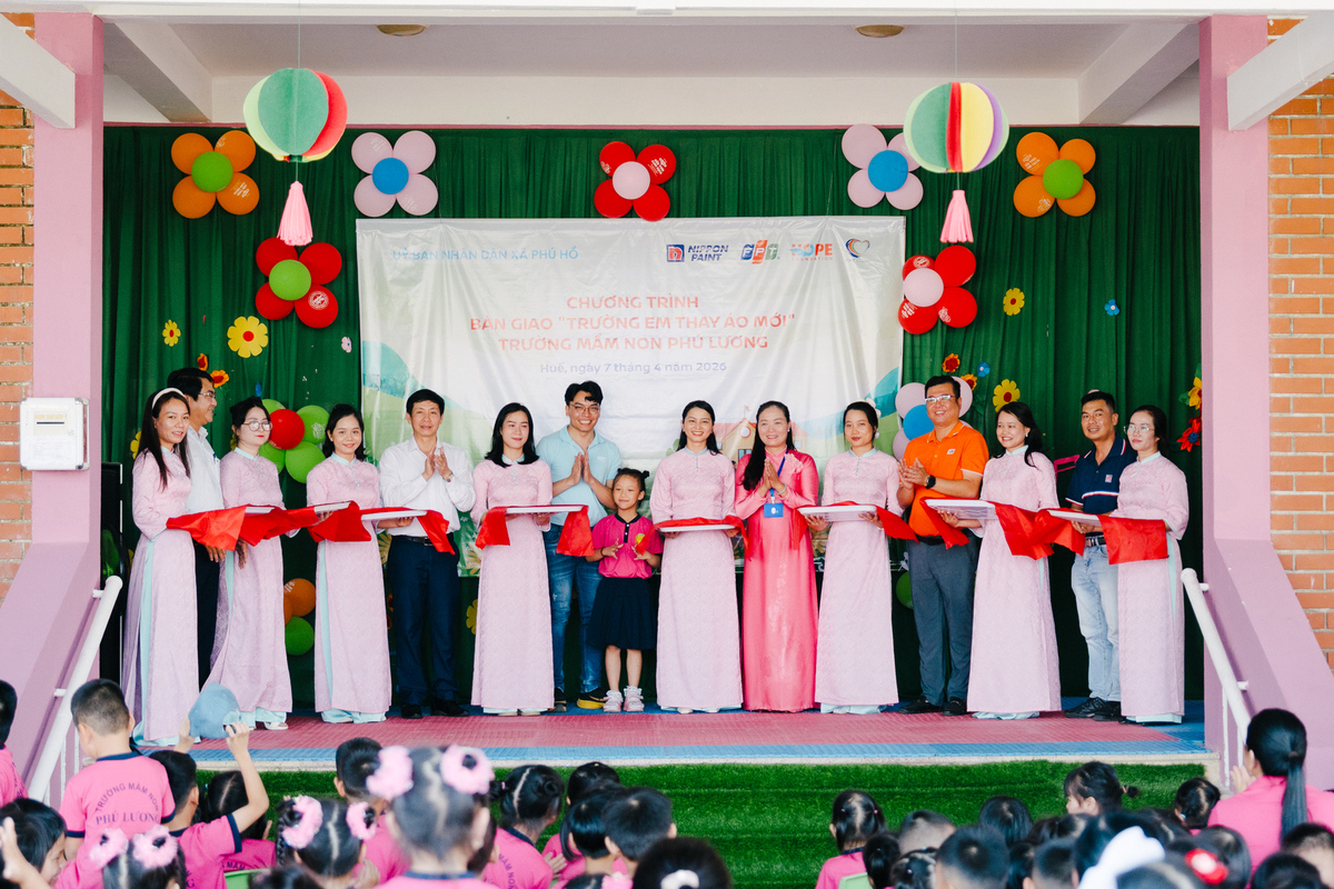 <p class="Normal"> Đại diện Tập đoàn FPT, Quỹ Hy vọng cùng lãnh đạo Sở Giáo dục và Đào tạo TP Huế, chính quyền địa phương đã khánh thành, bàn giao công trình sơn mới tại trường Mầm non Phú Lương. Cùng thời điểm, một số trường trên địa bàn TP Huế như Trường mầm non Hồng Trung, xã A Lưới cũng tổ chức lễ bàn giao.</p>