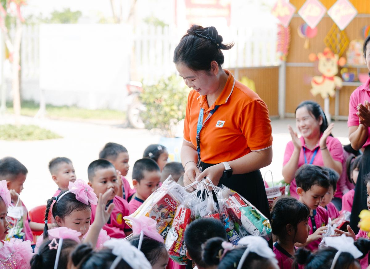 <p class="Normal"> Cô giáo Đào Thị Bé, Hiệu trưởng Trường mầm non Phú Lương cho biết, nhờ sự hỗ trợ đồng hành của các đơn vị mà cơ sở vật chất của nhà trường được nâng cấp, khang trang hơn. Nằm ở vùng rốn lũ, hàng năm nhà trường chịu cảnh lũ lụt bủa vây, nước lũ tràn vào hư hỏng cơ sở vật chất. Người dân địa phương thuần nông, kinh tế còn khó khăn nên khó huy động từ nguồn xã hội hóa để xây dựng cơ sở vật chất.</p>