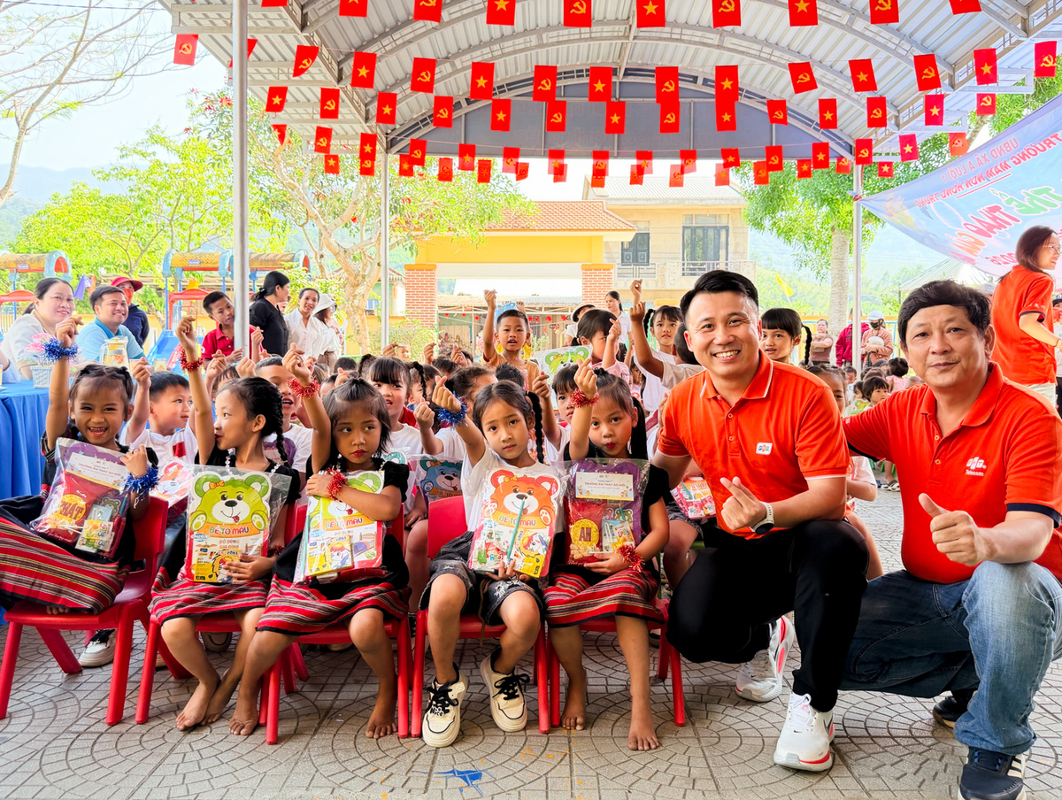 <p> Cô chú nhà F cũng mang thật nhiều quà, bánh kẹo, tập vở dành tặng các bạn nhỏ nơi đây.</p>