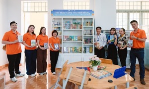 Chuyến xe nhà FPT mang 500 phần quà đến với lớp học vùng biên giới