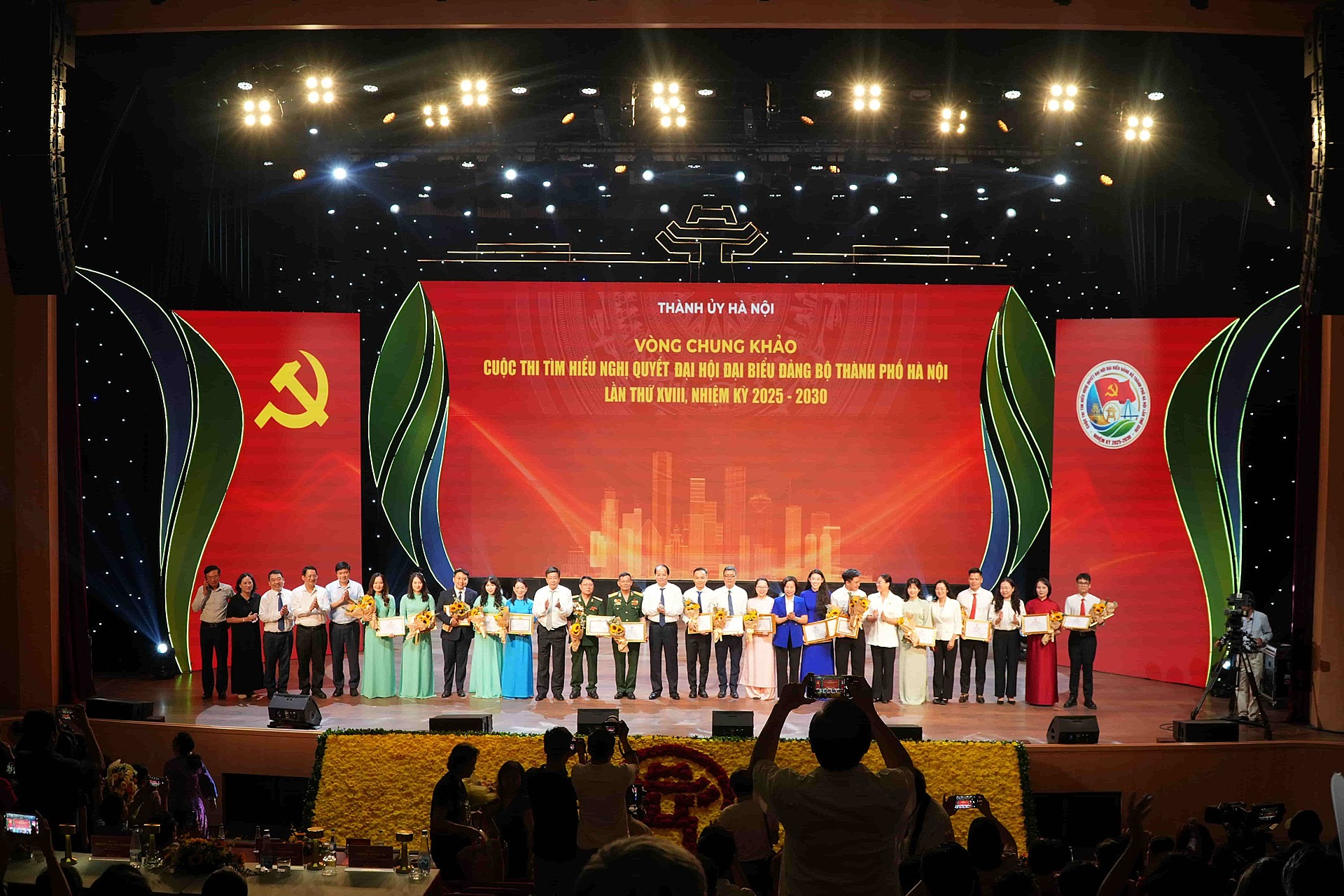Lãnh đạo Thành phố trao giải cho các đội thi.