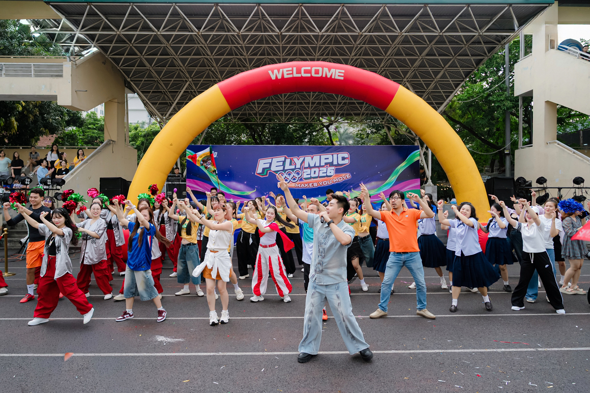 <p class="Normal"> FElympic là giải thể thao lấy cảm hứng từ tinh thần của Thế vận hội Olympic. Chương trình quy tụ nhiều bộ môn thi đấu đa dạng, kết hợp giữa thể thao, vận động tập thể và các hoạt động gắn kết. Năm 2026, FElympic tiếp tục được tổ chức đồng loạt trên toàn quốc. Tại Hà Nội có 6 bộ môn thi đấu gồm: bóng đá, bóng sọt, pickleball, game liên hoàn, nhảy flashmob và bowling. Trong ảnh là m<span>àn nhảy ngẫu hứng của cán bộ, giảng viên nhà F sau phần thi Flashmob.</span></p>