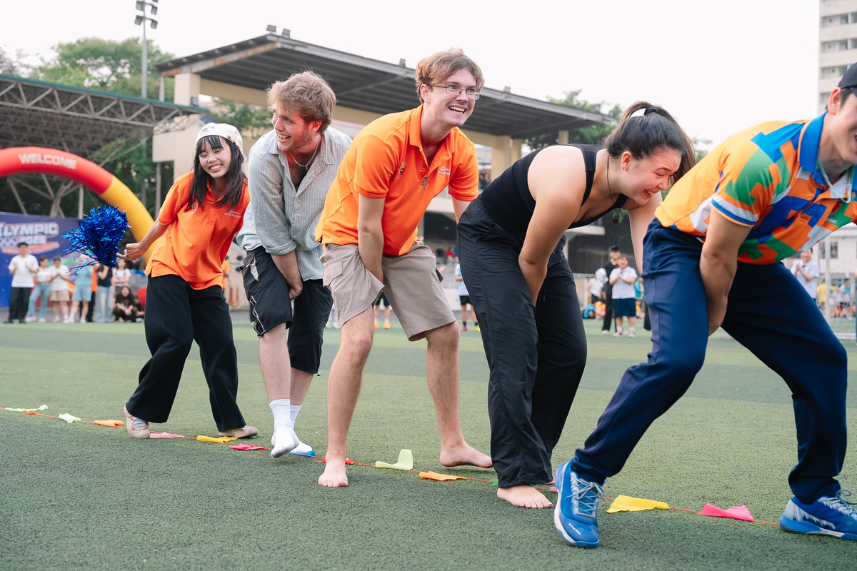 <p class="Normal"> Giải đấu còn thu hút những VĐV người nước ngoài của nhà F tham gia. Phần thi game liên hoàn, sự phối hợp của các đội không chỉ thể hiện ở tốc độ mà còn ở những tình huống “dở khóc dở cười” đầy duyên dáng.</p>