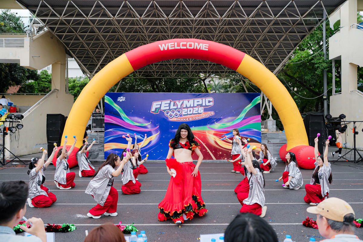 <p class="Normal"> Phần thi của Liên quân FSC Cầu Giấy - FSC Tây Hà Nội đã mang đến cho FElympic 2026 một trong những khoảnh khắc khó quên. Tâm điểm của sự chú ý chính là anh Trần Quang Hà với màn “lột xác” đầy ấn tượng, đem đến những tràng cười và tiếng vỗ tay không ngớt.</p>