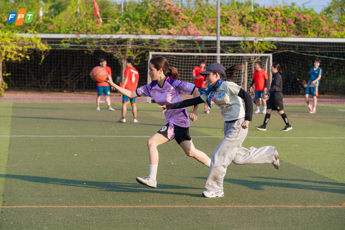 <p class="Normal" dir="ltr"> Tại Cần Thơ, FElympic diễn ra với 7 bộ môn gồm: bóng đá nam, bóng sọt nữ, chạy việt dã, đua thuyền trên cạn, nhảy bao bố, xếp hình đồng đội và billiards. Sự kiện quy tụ khoảng 500 vận động viên và cổ động viên tham gia.</p>