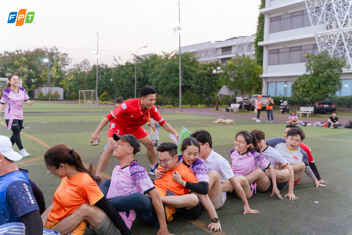 <p> Bộ môn <span>đua thuyền trên cạn khiến anh chị em nhà F khàn cả tiếng vì la hét. </span><span id="docs-internal-guid-fcff441d-7fff-0e63-c60f-0144f62d9978"><span>Qua nhiều năm duy trì, FElympic đã trở thành một hoạt động văn hóa - thể thao quen thuộc của nhà Giáo dục. Giải đã khép lại với vô vàn huy chương, đúng tinh thần "ai cũng là người chiến thắng" mà BTC đặt ra.</span></span></p>