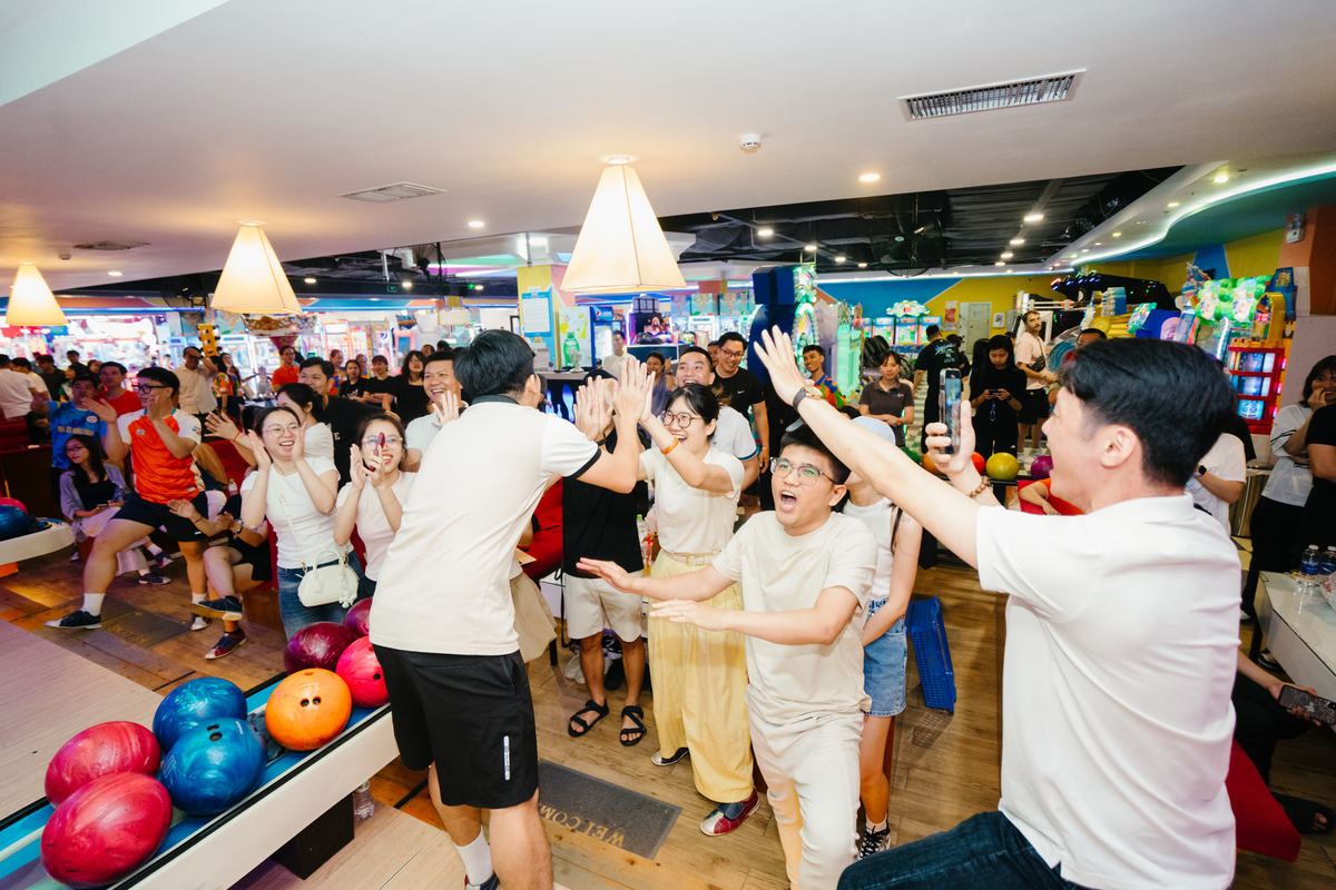 <p class="Normal"> Tại cơ sở Đà Nẵng, năm nay, bộ môn bowling thu hút 17 đội tham gia thi đấu, không khí tại sân chơi vô cùng hào hứng và vui vẻ, tinh thần đồng đội gắn kết hơn bao giờ hết. <em>Ảnh: Đồng đội FSchool Đà Nẵng cùng nhau chúc mừng sau pha strike - <span>cú ném hạ gục toàn bộ 10 pin ngay trong lần ném đầu tiên của một khung.</span></em></p>