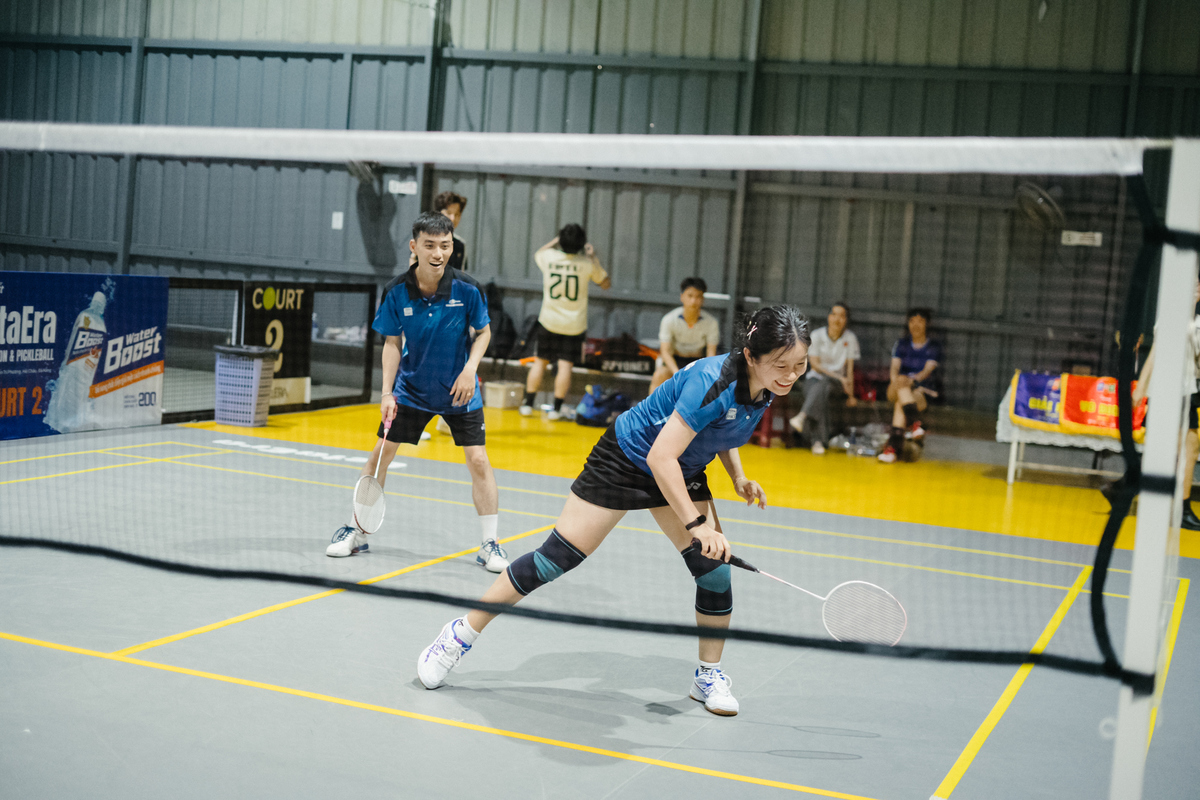 <p class="Normal"> Trên trường là đồng nghiệp, trên sân là đồng đội. Thông qua các giải đấu nội bộ, anh chị em được gặp gỡ những đồng nghiệp cùng chung sở thích, cùng tập luyện và tham gia các giải thi đấu cấp Tập đoàn, giải ngoài đơn vị.</p>