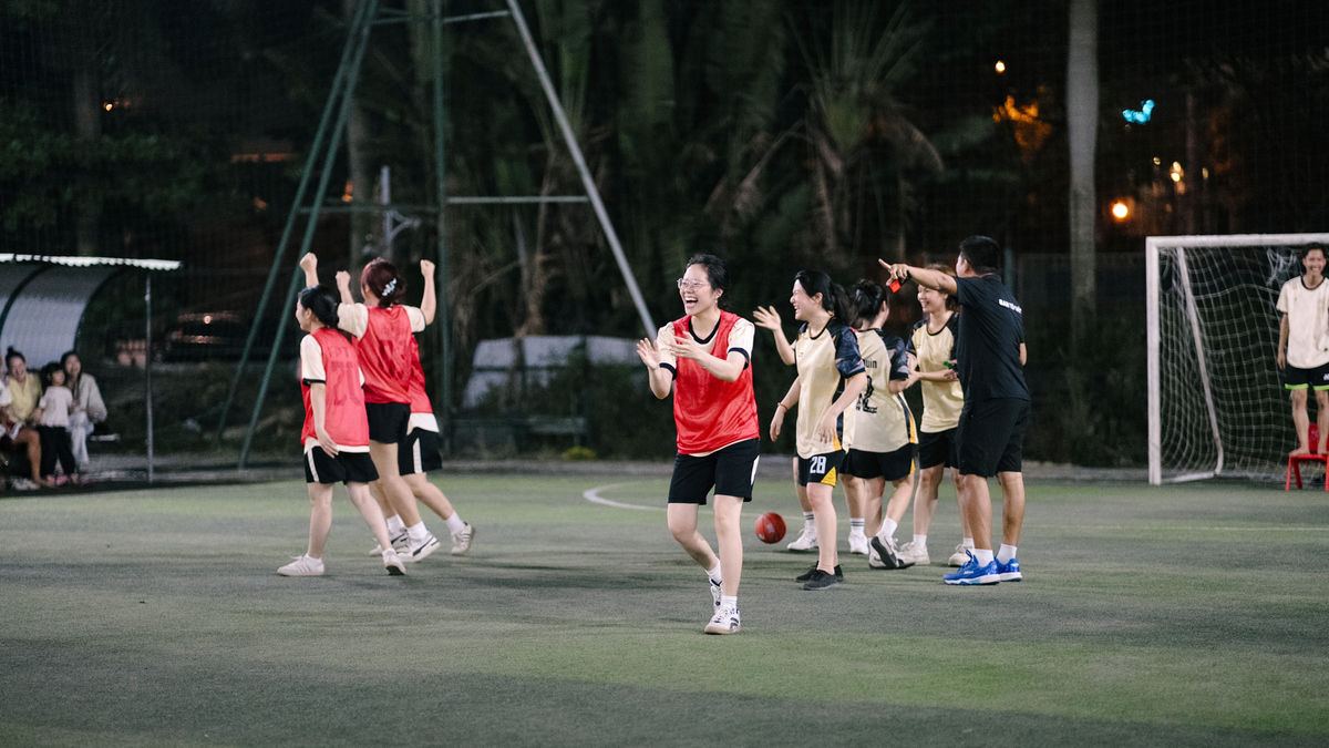 <p class="Normal"> Hằng năm, nhà Giáo dục Đà Nẵng đều đặn tổ chức giải bóng sọt nữ cho chị em, nhưng đôi khi vẫn có những pha “nhầm rổ” khiến cả 2 đội cười ngã ngửa. <em>Ảnh: Trận đấu giữa đội bóng Đại học FPT Đà Nẵng và đội bóng Liên quân &lpar;FPI+FGW&rpar;</em></p>