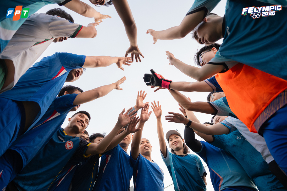 <p> <span id="docs-internal-guid-7a0d2908-7fff-7294-444e-8c0c68d1476d"><span>Tại Gia Lai, VĐV nhà F cũng bất chấp cái nắng gay gắt của miền Trung những ngày gần đây để ra sân thi đấu. Trong ảnh là màn thể hiện quyết tâm trước khi vào trận bóng của đại diện FSchool.</span></span></p>