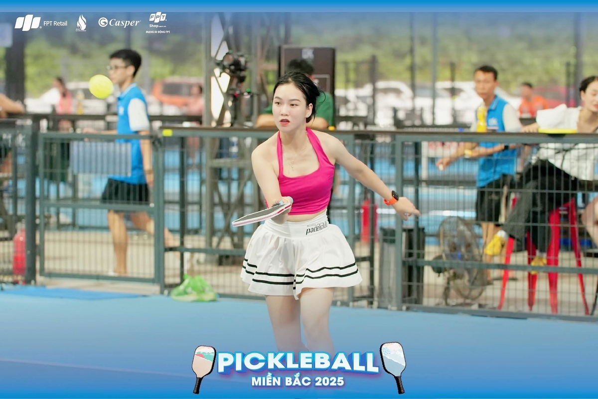 <p class="Normal" style="text-align:justify;"> Với chị Nguyễn Thị Thuý &lpar;FPT Retail&rpar;, pickleball đến rất tự nhiên - bắt đầu từ một lần “thấy mọi người chơi vui quá nên xin gia nhập hội”. Là người vốn yêu thể thao, chị không mất nhiều thời gian để bị cuốn vào những trận đấu rộn ràng trên sân. Từ một thử nghiệm nhỏ, pickleball dần trở thành thói quen, rồi thành niềm vui mỗi tuần lúc nào không hay. </p>