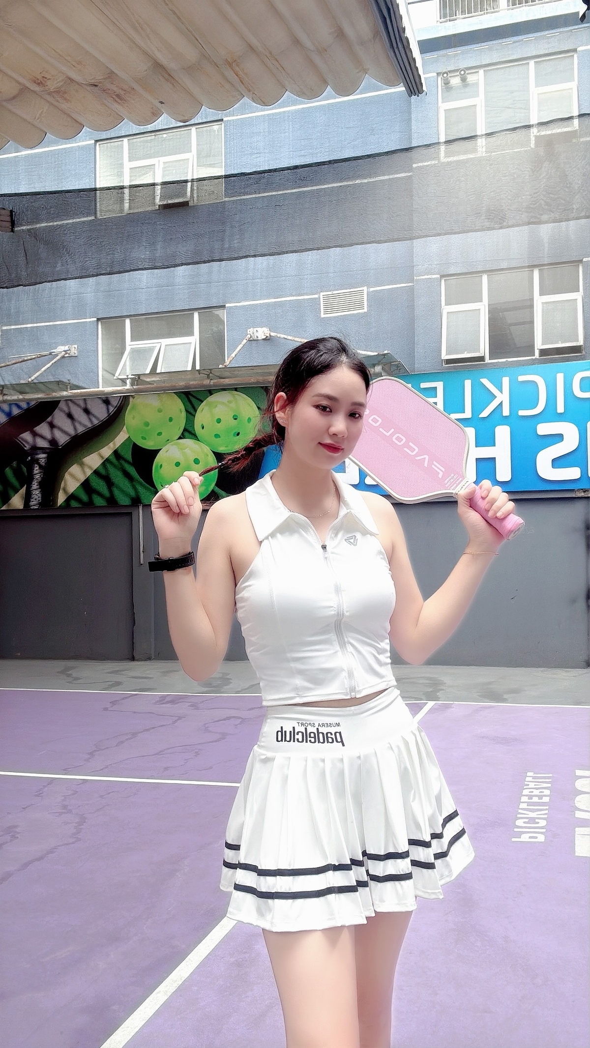 <p class="Normal" style="text-align:justify;"> Những ngày đầu làm quen không hề “dễ như tưởng tượng”. Những cú đánh hụt bóng, những pha xử lý còn lóng ngóng… là chuyện rất bình thường. Nhưng chính nhờ sự chỉ dẫn nhiệt tình từ đồng nghiệp, chị Thuý dần bắt nhịp. Mỗi buổi ra sân không chỉ là tập luyện, mà còn là những tràng cười giòn tan khi ai đó “miss bóng” theo cách rất đáng yêu.</p>