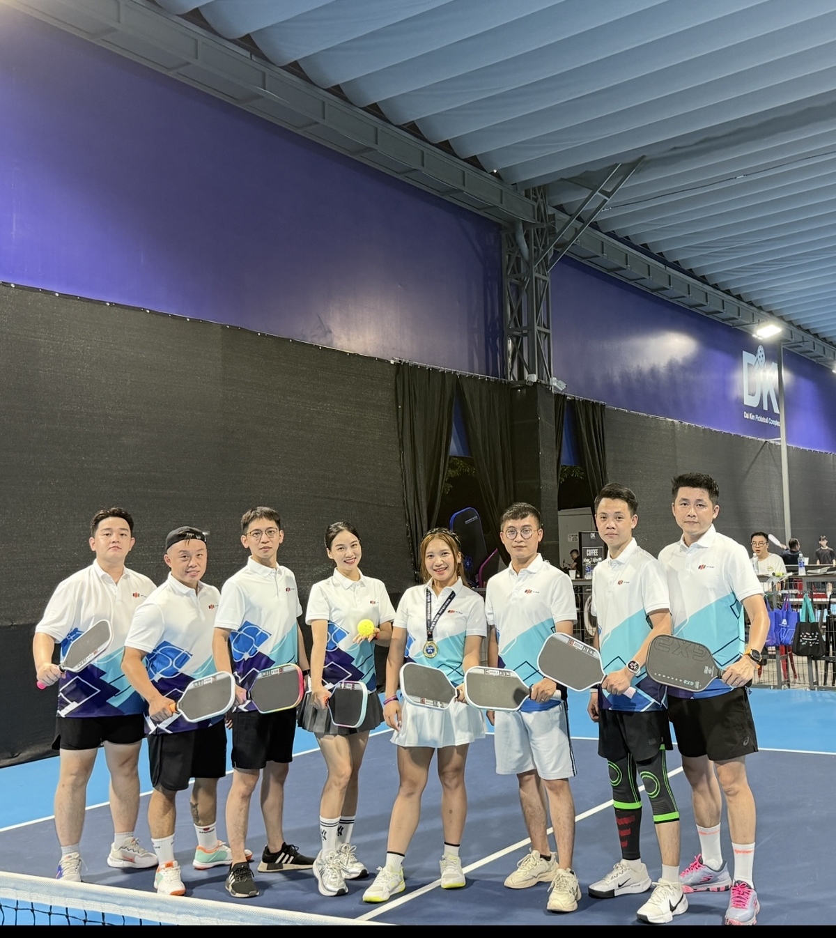 <p class="Normal" style="text-align:justify;"> Ban đầu là chơi cùng đồng nghiệp cho quen, nhưng dần dần, sân pickleball trở thành nơi kết nối rộng hơn. Những người bạn mới, những câu chuyện bên lề trận đấu… khiến mỗi lần ra sân không chỉ là chơi thể thao, mà còn là hành trình mở rộng mối quan hệ theo cách rất tự nhiên.</p>