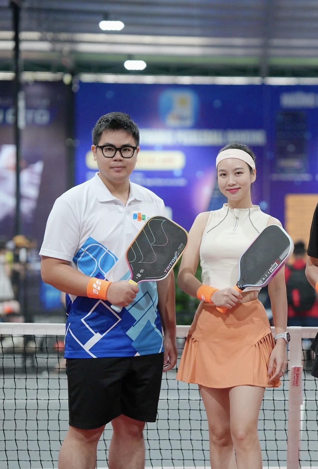 <p class="Normal" style="text-align:justify;"> Chị Thuý “nghiêng” một chút về đánh đôi - đơn giản vì thích cảm giác có đồng đội sát cánh. Những pha phối hợp, những lần “gánh team” hay được “team gánh” tạo nên sự thú vị rất riêng. Trên sân, không chỉ có thắng - thua, mà còn là sự ăn ý dần được xây dựng qua từng trận đấu.</p>