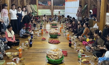 Người FPT tự tay vào bếp nấu cơm mời bà con vùng cao biên giới