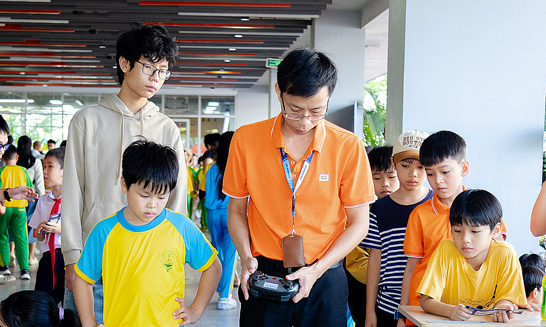 Người thầy nhà F mang robot đến trẻ em vùng cao biên giới