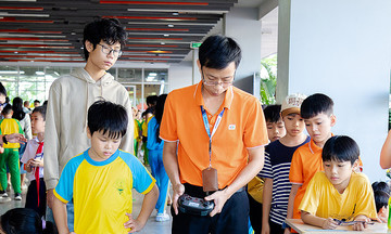 Người thầy nhà F mang robot đến trẻ em vùng cao biên giới