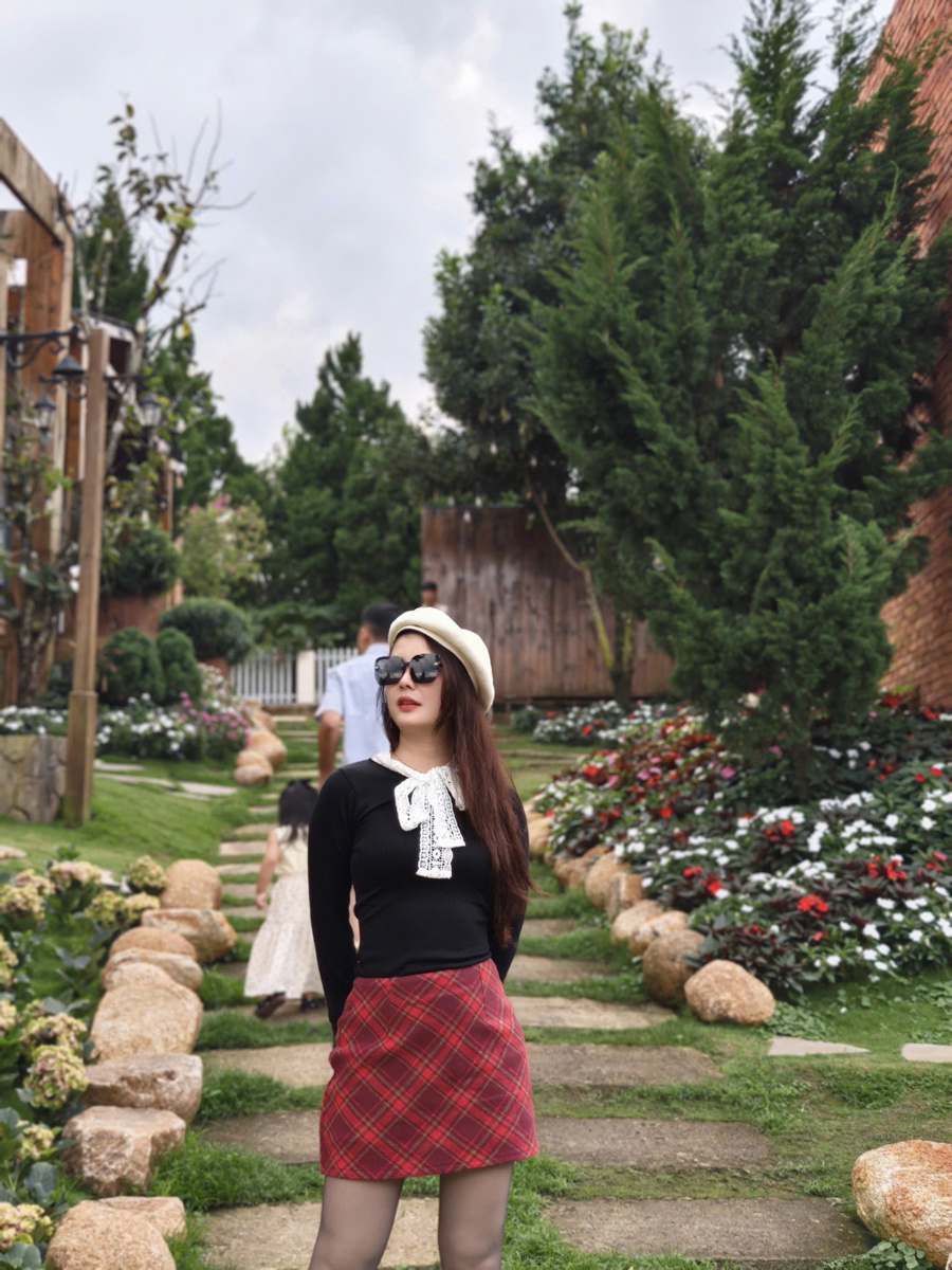 <p class="Normal" style="text-align:justify;"> Dịp lễ 30/4 năm nay, Hiền quyết định ở lại cửa hàng. Ngành bán lẻ có đặc thù riêng, và với Hiền, việc được đồng hành anh em, cùng sát cánh "chạy số" để chinh phục mục tiêu chung, chia sẻ áp lực và niềm vui... cũng là một cách tận hưởng ngày lễ vô cùng trọn vẹn và ý nghĩa.</p>