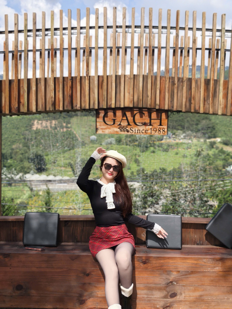 <p class="Normal" style="text-align:justify;"> Trong hành trình làm dịch vụ, Hiền luôn ghi nhớ những câu chuyện để lại dấu ấn sâu sắc. Có lần cửa hàng tiếp nhận hỗ trợ một nhóm khách nước ngoài gặp trục trặc về sim và thanh toán. Quá trình xử lý kéo dài khá lâu do vướng mắc hệ thống ngân hàng, nhưng cả tập thể FPT Shop Lê Lợi đã đồng hành đến khách hàng xử lý triệt để.</p>