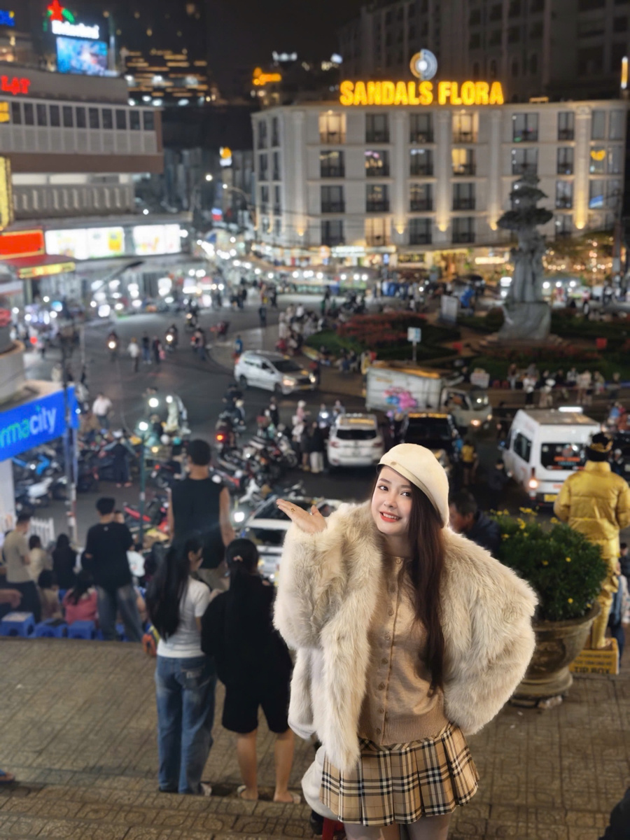 <p class="Normal" dir="ltr" style="text-align:justify;"> Trực tiếp dẫn dắt đội ngũ, Hiền hiểu rõ áp lực của anh em trong những giai đoạn cao điểm. Bí quyết truyền lửa của người quản lý trẻ luôn là hành động trực tiếp xắn tay áo, đứng bán hàng cùng anh em vào những khung giờ đông khách nhất.</p> <p class="Normal">  </p>