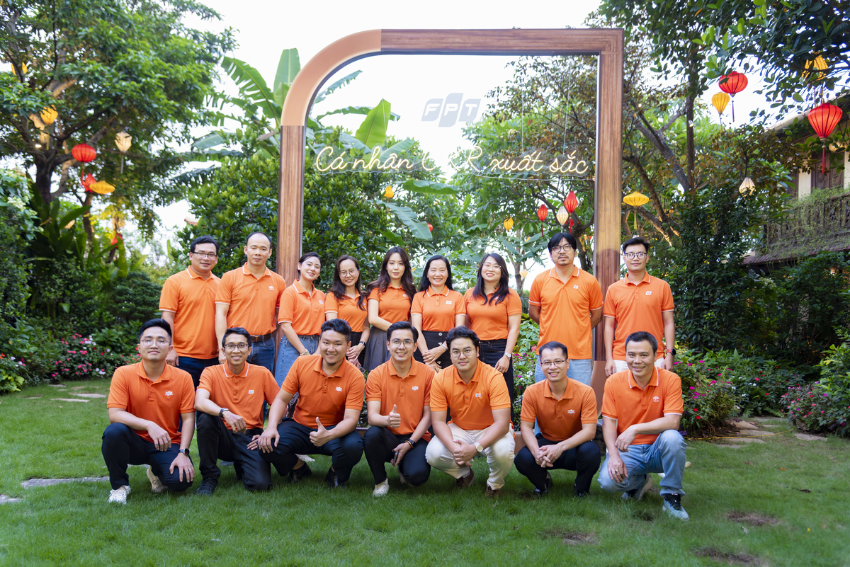 <p class="Normal" dir="ltr" style="text-align:justify;"> Không khí tại khuôn viên tư gia Chủ tịch FPT ngay lập tức trở nên sôi động khi chiếc xe cập bến. Trong lúc chờ anh Trương Gia Bình hoàn tất cuộc họp, Giám đốc Chất lượng FPT Phạm Thị Quỳnh Vi cùng Trưởng ban Tinh thần và Văn hóa FPT Đinh Tiến Dũng đã có mặt từ sớm để đón chào từng thành viên. Không khí chờ đợi chẳng hề hạ nhiệt khi anh em tranh thủ "cắt tiết" vài ly bia rôm rả.</p> <p class="Normal" dir="ltr" style="text-align:justify;"> Không ít lâu sau, sự xuất hiện của Tổng Giám đốc FPT Nguyễn Văn Khoa và Giám đốc Nhân sự FPT Chu Quang Huy đã tăng thêm phần náo nhiệt. Vẫn giữ phong thái quen thuộc, anh Khoa vừa tới đã lập tức "chớp mic", khuấy động không gian đầy năng lượng.</p>
