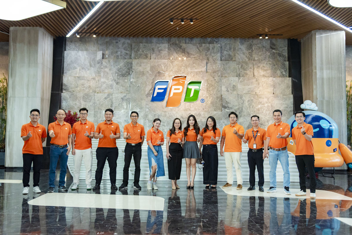 <p class="Normal" dir="ltr" style="text-align:justify;"> Trong tiết trời rực rỡ nắng vàng đầu hè, đoàn cá nhân xuất sắc OKR cùng khoác lên mình sắc áo cam nhiệt huyết, đại diện cho tinh thần chinh phục đầy tự hào, rạng rỡ di chuyển về tư gia Chủ tịch Trương Gia Bình.</p> <p class="Normal" dir="ltr" style="text-align:justify;"> Dù đến từ nhiều đơn vị, bộ phận khác nhau, nhưng ngay khi gặp gỡ, những nụ cười tươi tắn và sự trò chuyện cởi mở đã kéo tất cả lại gần. Chỉ cần chung nhịp đập và chung màu áo cam FPT, mọi khoảng cách đều bị xóa nhòa để tất cả quây quần bên nhau như người một nhà.</p>